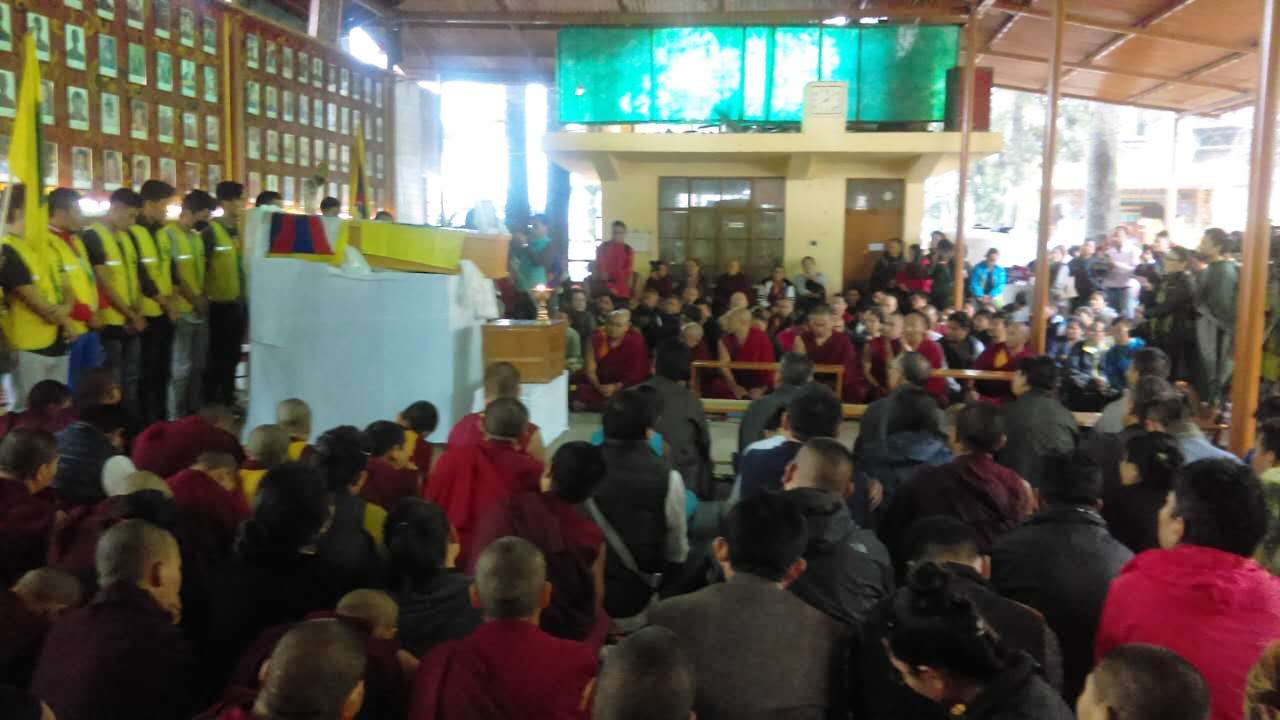 自焚大學生丹增曲英告別式 百位藏民雨中送行。