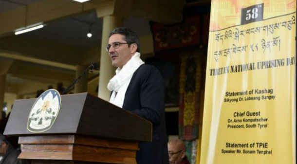 2017年3月10日，南蒂罗尔行政长官阿诺·肯普舍尔博士在西藏自由抗暴第五十八周年纪念日演讲。