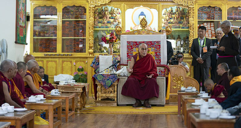 尊者說：「封建制度佈滿憎恨和暴力，而民主則賦予所有人平等發展平和環境的權利。」