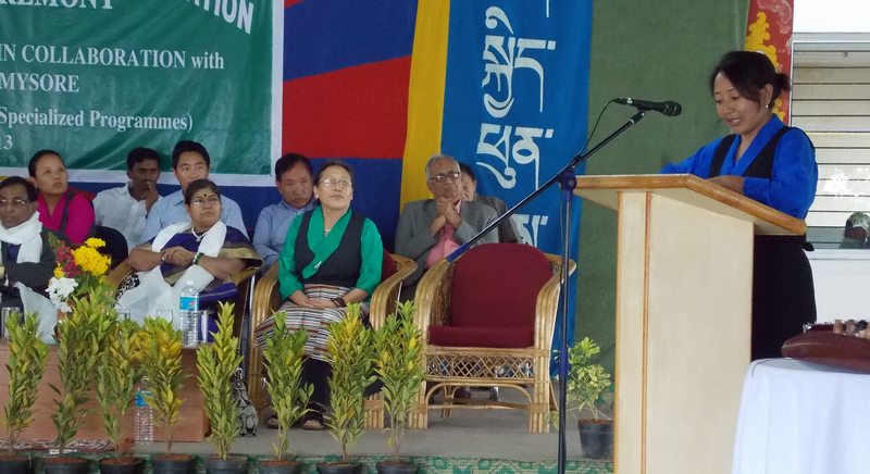 佩瑪央堅博士在印度班加羅爾達賴喇嘛高等教育學院發言。