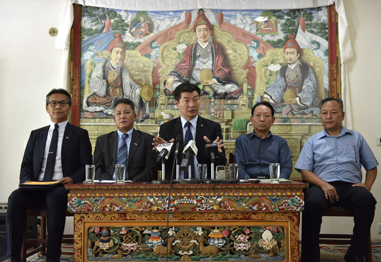 左起：首席復康官員嘎多．阿卡桑(Kaydor Aukartsang)，財務部噶倫噶瑪益西(Karma Yeshi)，藏人行政中央(CTA)司政洛桑森格(Lobsang Sangay)博士，財務部秘書長欽列嘉措(Trinley Gyatso)和首席規劃官貢覺順珠(Kunchok Tsundue)博士在2018年5月22日的新聞記者會上發言。(照片：Tenzin Phende / DIIR)