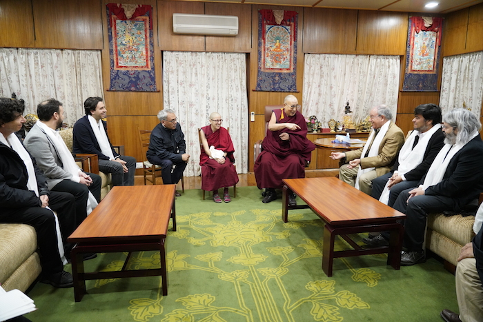 由智利自由黨代表議員瓦杜格（Vlado Mirosevic Verdego）率領智利議會八人代表團於2018年10月30日星期二赴達賴喇嘛尊者官邸拜會。照片/ OHHDL