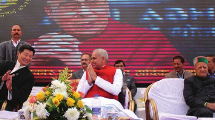 藏行政中央司政洛桑森格（Lobsang Sangay）與喜馬偕爾邦行政首長阿奇亞．戴夫拉特（Acharya Devvrat）和前首席部長維爾巴德拉．辛格（Virbhadra Singh）出席在該邦首府西姆拉「謝謝喜馬偕爾」活動。 （照片：SNS）