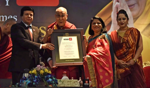 奇特拉大學校長阿肖克·奇特拉博士和副校長馬杜·奇特拉女士向達賴喇嘛尊者頒發榮譽文學博士學位 2019年10月14日 照片 圖片：西藏政府流亡網站