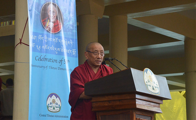 纪念仪式上藏人行政中央宗教与文化部部长宇拓·噶玛格勒代表司政发表噶厦演讲。照片：国际西藏邮报