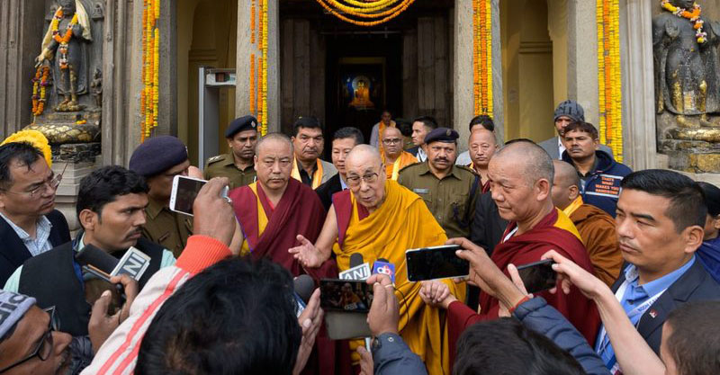 2019年12月25日，尊者在印度比哈爾邦菩提迦耶正覺大塔向媒體界發言。照片：Tenzin Choejor