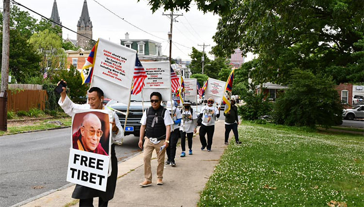 六名居住在美國的藏人正在為西藏獨立而遊行。照片：敦珠拉達