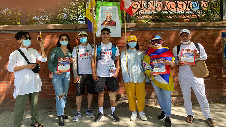 於2021年6月12日,西藏活動家桑傑加和西藏的支持者。照片：桑傑加