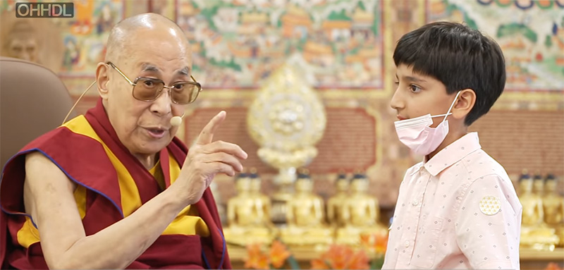 2022年4月12日，達賴喇嘛尊者和小男孩。