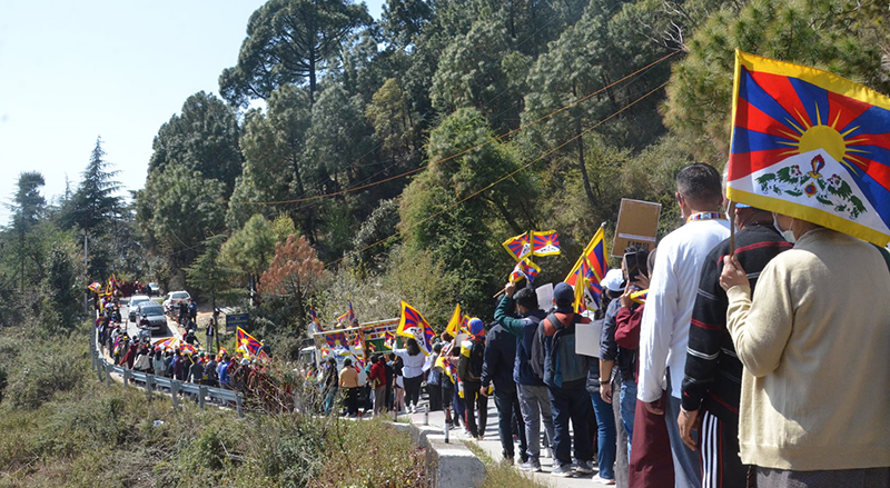 藏人從麥羅甘吉到達蘭薩拉卡切里的和平遊行。照片：TPI