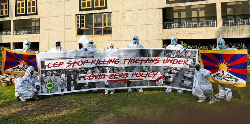 2022年10月1日，西藏青年會的活動家在抗議活動前舉著 "中共停止在“零疫情政策下殺害藏人 "的橫幅。（照片: TYC）