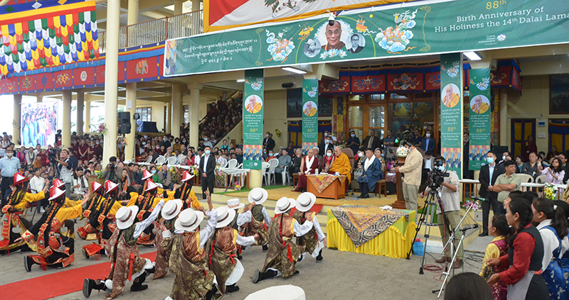 2023年7月6日，達蘭薩拉舉行達賴喇嘛尊者88歲生日慶典，西藏學生表演舞蹈。 （照片：TPI）