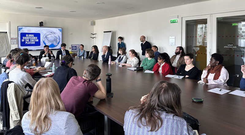 藏人行政中央（CTA）的司政边巴次仁在对学生们演讲青藏高原的重要性。（照片：CTA）