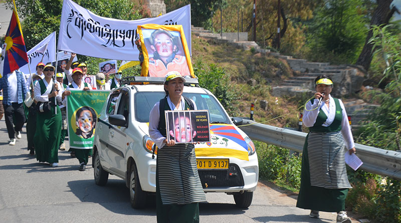 2024年5月17日，西藏婦女和藏人從Mcleod Ganj的主要廣場遊行到達蘭薩拉的Kacheri，以提高人們對十一世班禪喇嘛下落的關注。照片：TPI