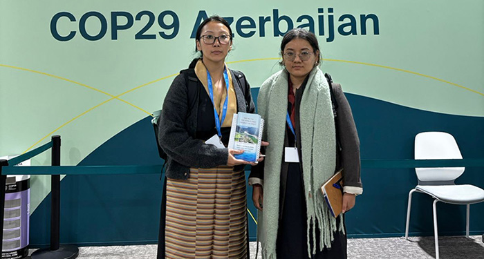 2024年11月11日，西藏環境問題研究員德欽巴姆和頓珠旺姆在聯合國氣候峰會。