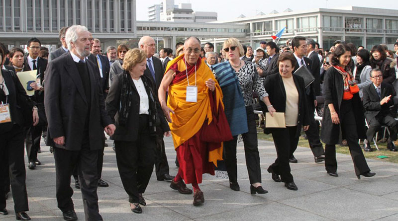 2010 年 11 月 14 日，达赖喇嘛尊者与其他诺贝尔奖获得者一起抵达日本广岛的广岛和平纪念馆。(照片/Taikan Usui）