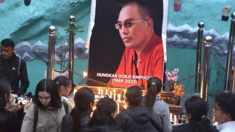 2025年4月11日，印度達蘭薩拉的藏人在「西藏民族烈士紀念碑」為洪嘎多杰仁波切舉行聲援燭光晚會。(圖片: 國際西藏郵報)