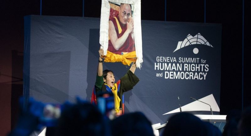 2025年2月18日，前政治犯南吉在第17屆「2025年日內瓦人權與民主高峰會」上，分享她在2015年遭受中國當局迫害的可怕經歷。(圖片: 驻日内瓦办事处)