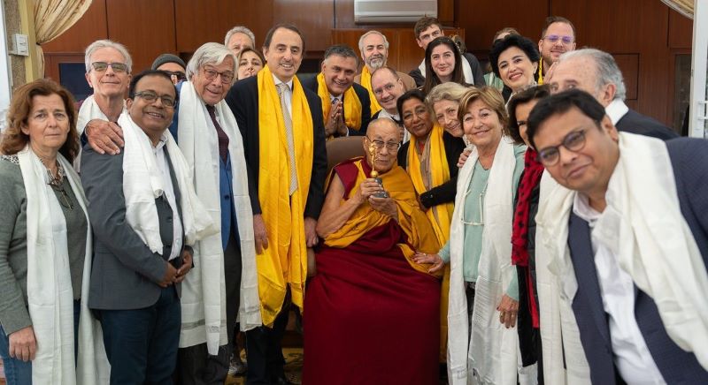 2025年3月31日，達賴喇嘛尊者在印度達蘭薩拉的住所接受金水星國際組織的和平金水星獎後，與該組織的成員合照。(照片: OHHDL/Tenzin Choejor)