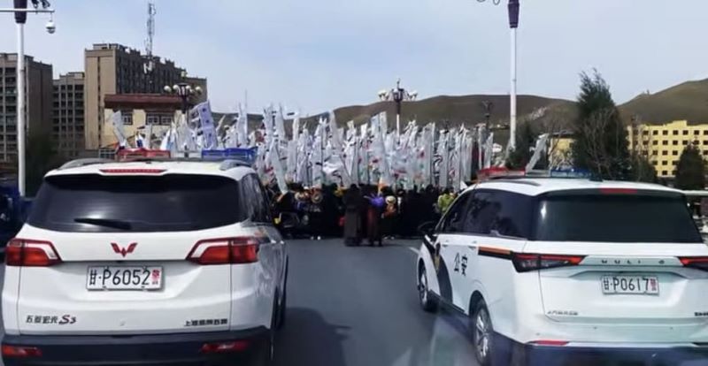 2025年5月12日，中國警車控制慶祝佛誕的藏人。图片：國際西藏郵報